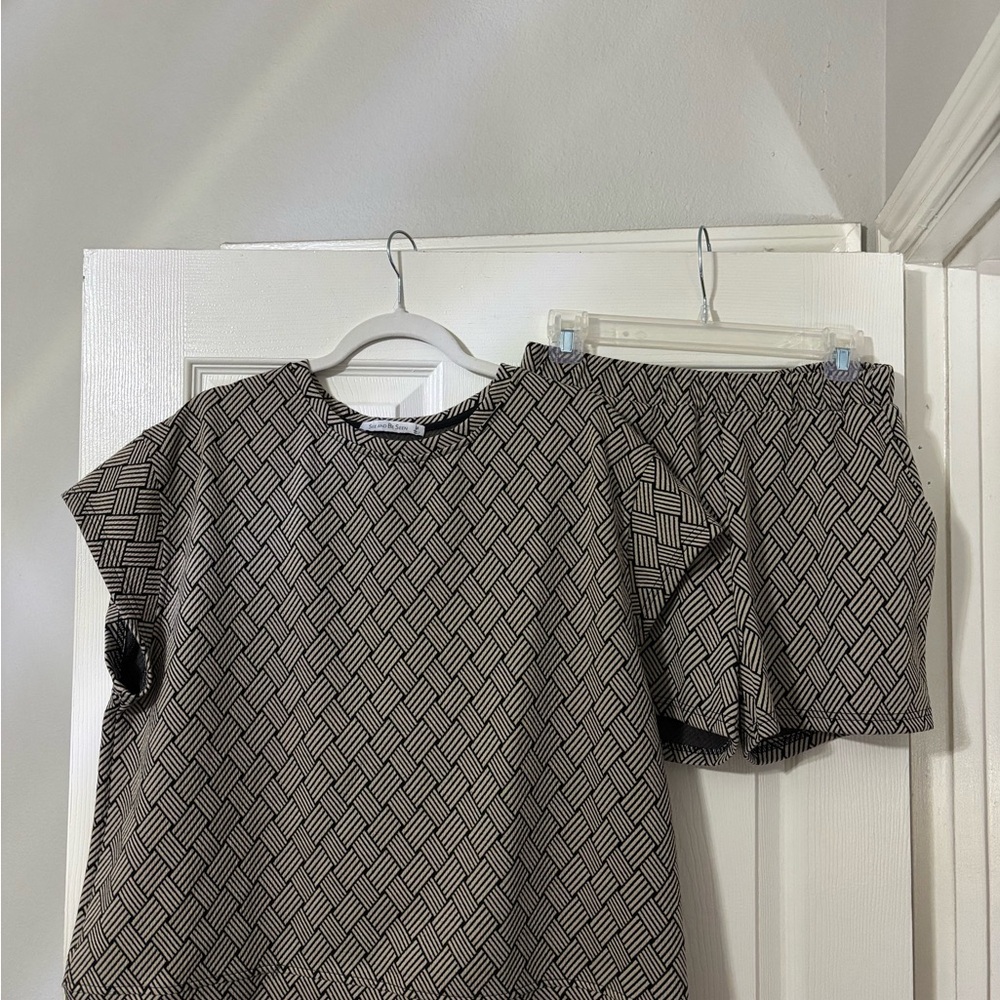 Geometric Pattern Black and White Women's Shorts - Unbranded